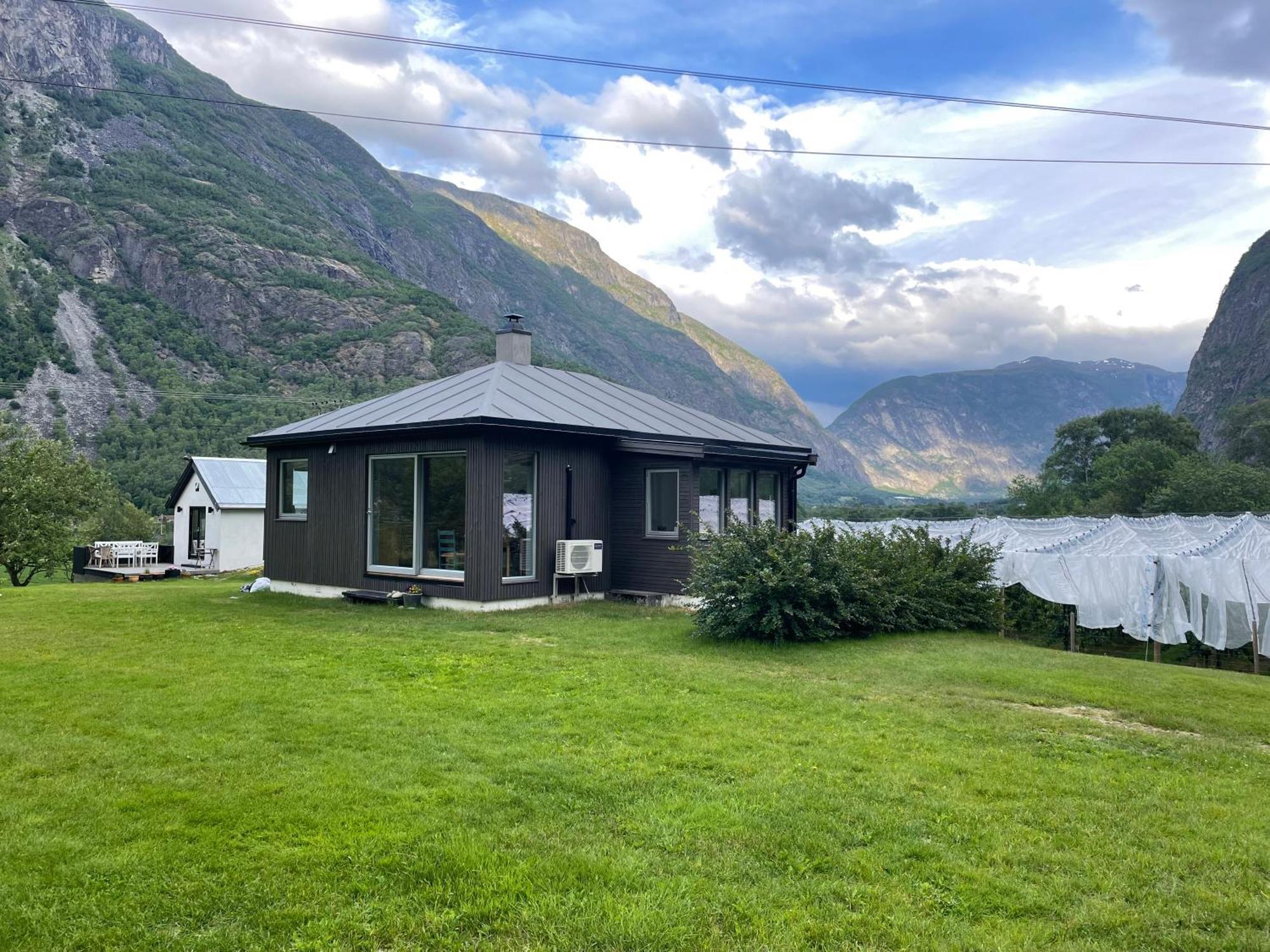 Jordeplegarden Holiday Home - Part Of A Farm - Two Buildings - Close To Flam Lærdalsøyri Eksteriør billede